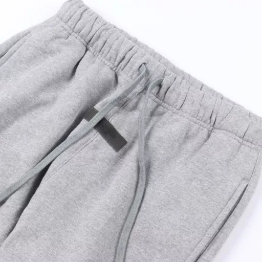 FEAR OF GOD double-line ESSENTIALS flocked logo high street trousersThe logo inexplicably enhances the sense of luxury, the auxiliary materials and labels are all upgraded to new ones, and the rest are not much different from the old ones, simple, generous and high-end. The original fabric is washed and shaped, making the garment less likely to shed and shrink, the cotton uses a thin fleece loop cloth (that is, there is a thin fleece inside), the garment is washed and pre-shrunk, and the surface of the clothes will have a slight washing effect, using a very textured electrostatic flocking print, first scrape the flocking slurry on the bottom surface, then cover the flocking film with electrostatic ironing, the hand feel is excellent, the color fastness is high and not easy to fade, the color of this trousers is not pure black but blue-black with a little dark green, and there is thin fleece inside the trousers, and this fleece is sweat-absorbent. Quality assurance!