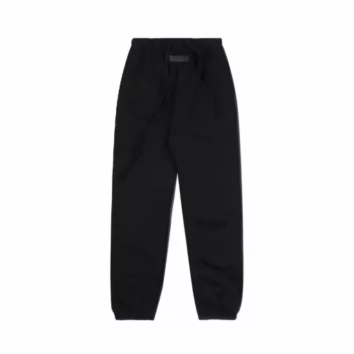FEAR OF GOD double-line ESSENTIALS flocked logo high street trousersThe logo inexplicably enhances the sense of luxury, the auxiliary materials and labels are all upgraded to new ones, and the rest are not much different from the old ones, simple, generous and high-end. The original fabric is washed and shaped, making the garment less likely to shed and shrink, the cotton uses a thin fleece loop cloth (that is, there is a thin fleece inside), the garment is washed and pre-shrunk, and the surface of the clothes will have a slight washing effect, using a very textured electrostatic flocking print, first scrape the flocking slurry on the bottom surface, then cover the flocking film with electrostatic ironing, the hand feel is excellent, the color fastness is high and not easy to fade, the color of this trousers is not pure black but blue-black with a little dark green, and there is thin fleece inside the trousers, and this fleece is sweat-absorbent. Quality assurance!