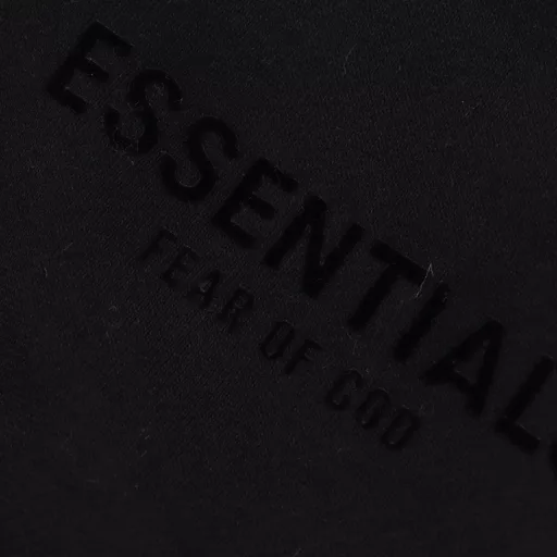FEAR OF GOD double-line ESSENTIALS flocked logo high street trousersThe logo inexplicably enhances the sense of luxury, the auxiliary materials and labels are all upgraded to new ones, and the rest are not much different from the old ones, simple, generous and high-end. The original fabric is washed and shaped, making the garment less likely to shed and shrink, the cotton uses a thin fleece loop cloth (that is, there is a thin fleece inside), the garment is washed and pre-shrunk, and the surface of the clothes will have a slight washing effect, using a very textured electrostatic flocking print, first scrape the flocking slurry on the bottom surface, then cover the flocking film with electrostatic ironing, the hand feel is excellent, the color fastness is high and not easy to fade, the color of this trousers is not pure black but blue-black with a little dark green, and there is thin fleece inside the trousers, and this fleece is sweat-absorbent. Quality assurance!