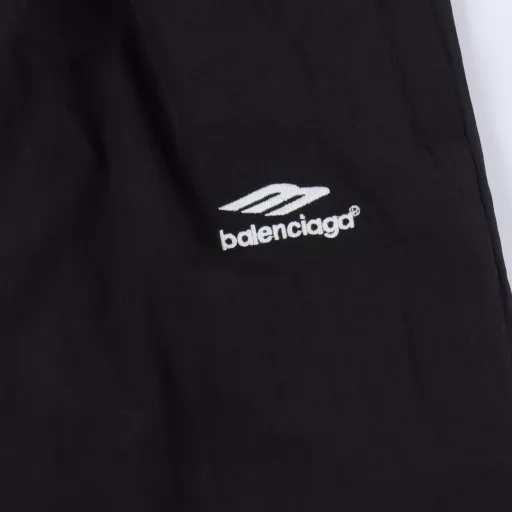 Balenciaga BLCG 24SS catwalk style 3B embroidered all-black sports suit trousersLight luxury, a must-have item for men and women's daily commuting wear, correct version, welcome to compareDetailed features· Custom recycled nylon fabric, slightly wrinkled process· Fabric is waterproof coated· Lining is made of three-level polyester bird's eye mesh· OS ultra-loose silhouette design· Side zipper pocket, small high stand-up collar design· Open mold custom hardware zipper, double pull head design for jackets· Side zipper pockets on trousers· 3B Logo embroidered by Tajima high-speed embroidery machine, three-dimensional and full· Original main label, washed tag, brand packaging