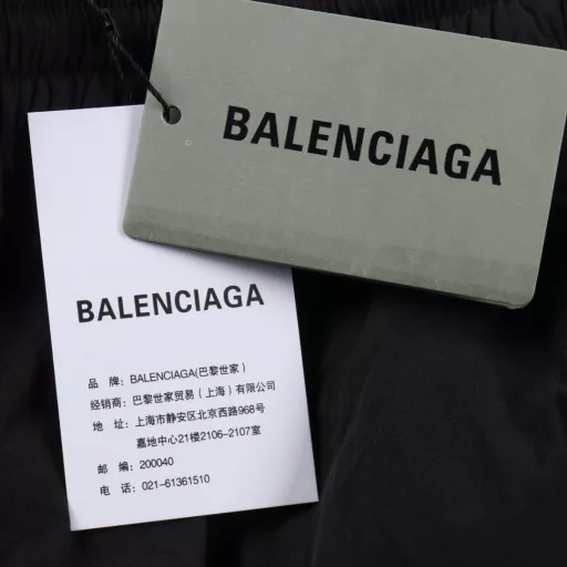 Balenciaga BLCG 24SS catwalk style 3B embroidered all-black sports suit trousersLight luxury, a must-have item for men and women's daily commuting wear, correct version, welcome to compareDetailed features· Custom recycled nylon fabric, slightly wrinkled process· Fabric is waterproof coated· Lining is made of three-level polyester bird's eye mesh· OS ultra-loose silhouette design· Side zipper pocket, small high stand-up collar design· Open mold custom hardware zipper, double pull head design for jackets· Side zipper pockets on trousers· 3B Logo embroidered by Tajima high-speed embroidery machine, three-dimensional and full· Original main label, washed tag, brand packaging