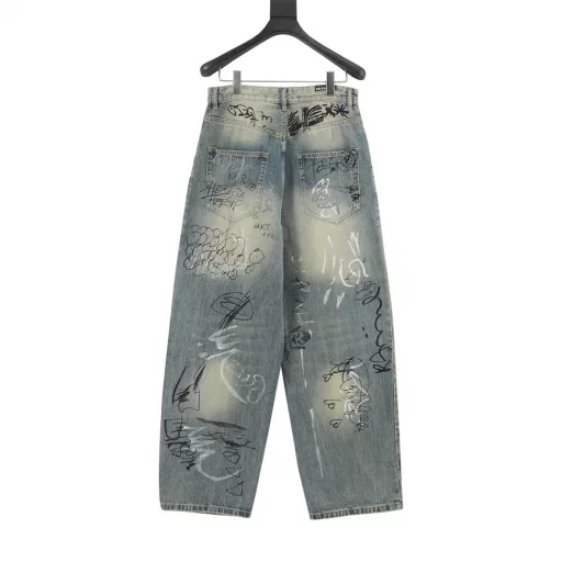 Balenciaga hand-painted washed loose wide-leg jeansHeavy craft washed personality series indigo color, this color is simply tailor-made style, full of autumn and winter feel.The design is simple and very personalized. The leather brand decoration on the back waist is retro and atmosphericEspecially the curling design is different from ordinary jeans in a second! You can see from a close distance thatEvery process and texture are very fine and perfect. The overall texture is very soft and skin-friendly, but there is no soft feeling. The good denim fabric is really crisp, which makes the jeans slim but not too close to the body when worn, so that the imperfections of the figure will not be highlighted~