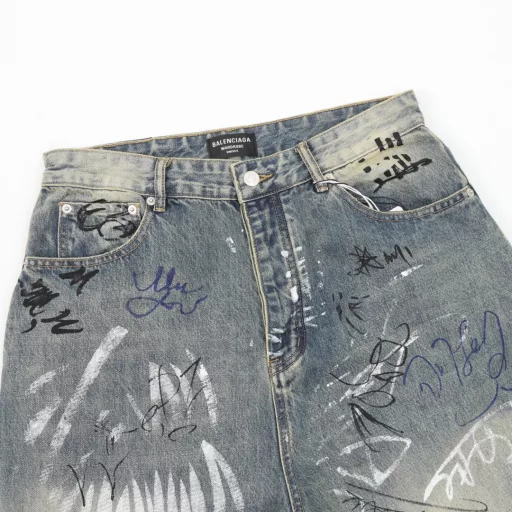 Balenciaga hand-painted washed loose wide-leg jeansHeavy craft washed personality series indigo color, this color is simply tailor-made style, full of autumn and winter feel.The design is simple and very personalized. The leather brand decoration on the back waist is retro and atmosphericEspecially the curling design is different from ordinary jeans in a second! You can see from a close distance thatEvery process and texture are very fine and perfect. The overall texture is very soft and skin-friendly, but there is no soft feeling. The good denim fabric is really crisp, which makes the jeans slim but not too close to the body when worn, so that the imperfections of the figure will not be highlighted~