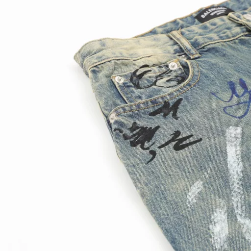 Balenciaga hand-painted washed loose wide-leg jeansHeavy craft washed personality series indigo color, this color is simply tailor-made style, full of autumn and winter feel.The design is simple and very personalized. The leather brand decoration on the back waist is retro and atmosphericEspecially the curling design is different from ordinary jeans in a second! You can see from a close distance thatEvery process and texture are very fine and perfect. The overall texture is very soft and skin-friendly, but there is no soft feeling. The good denim fabric is really crisp, which makes the jeans slim but not too close to the body when worn, so that the imperfections of the figure will not be highlighted~