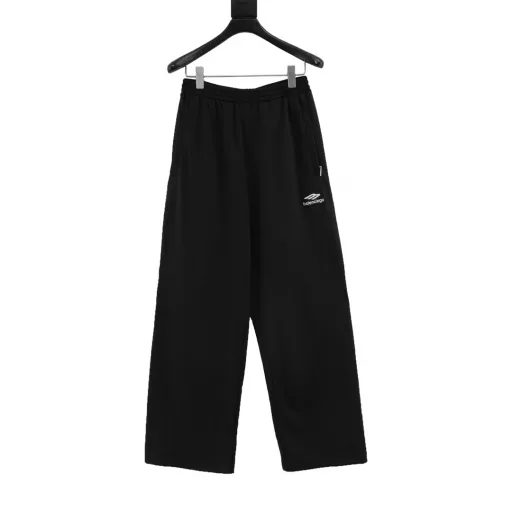 Balenciaga small embroidered wide-leg trousersThe BLCG design language is highlighted by enlarging the traditional sportswear version, presenting a signature silhouette that combines functionality and aesthetics, with a small logo that can be matched with anything. The sewing machine needle uses a No. 9 round-head needle, which does not pierce or break the fabric fibers. The thread density is 3CM/14 needles, which is tight and not loose or sparse; the sewing thread uses imported oil-proof treated thread, which will not cause oil stains; the can is an imported silver sword with a knife, which does not eat or leave excess fabric, and has a full sense of high-quality brand goods.