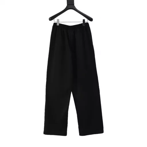 Balenciaga small embroidered wide-leg trousersThe BLCG design language is highlighted by enlarging the traditional sportswear version, presenting a signature silhouette that combines functionality and aesthetics, with a small logo that can be matched with anything. The sewing machine needle uses a No. 9 round-head needle, which does not pierce or break the fabric fibers. The thread density is 3CM/14 needles, which is tight and not loose or sparse; the sewing thread uses imported oil-proof treated thread, which will not cause oil stains; the can is an imported silver sword with a knife, which does not eat or leave excess fabric, and has a full sense of high-quality brand goods.
