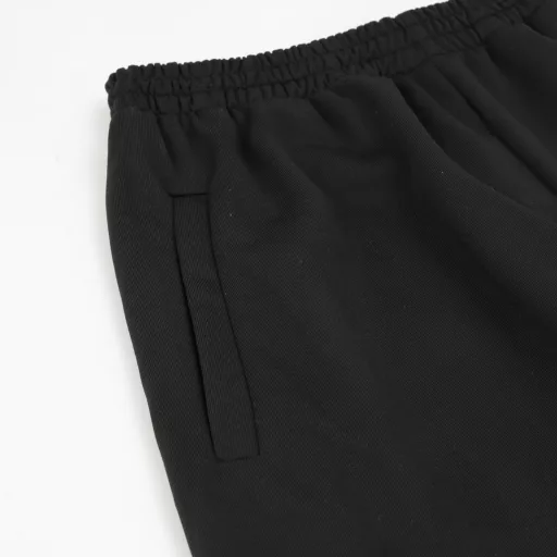 Balenciaga small embroidered wide-leg trousersThe BLCG design language is highlighted by enlarging the traditional sportswear version, presenting a signature silhouette that combines functionality and aesthetics, with a small logo that can be matched with anything. The sewing machine needle uses a No. 9 round-head needle, which does not pierce or break the fabric fibers. The thread density is 3CM/14 needles, which is tight and not loose or sparse; the sewing thread uses imported oil-proof treated thread, which will not cause oil stains; the can is an imported silver sword with a knife, which does not eat or leave excess fabric, and has a full sense of high-quality brand goods.