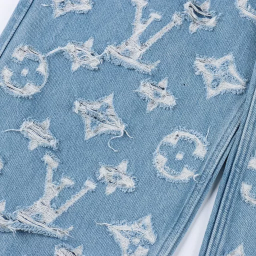 LOUIS VUITTON LV washed ripped jeansCustomized pure cotton denim, laser pattern engraving, double washing and light frying, rotten edge hanging technology, physical wear and tear on the edge to achieve natural rotten edge effect, high temperature steam and sandpaper combination to remove fiber hairiness and color difference, so that the jeans present a unique ripped and worn effect, customized accessories, loose version
