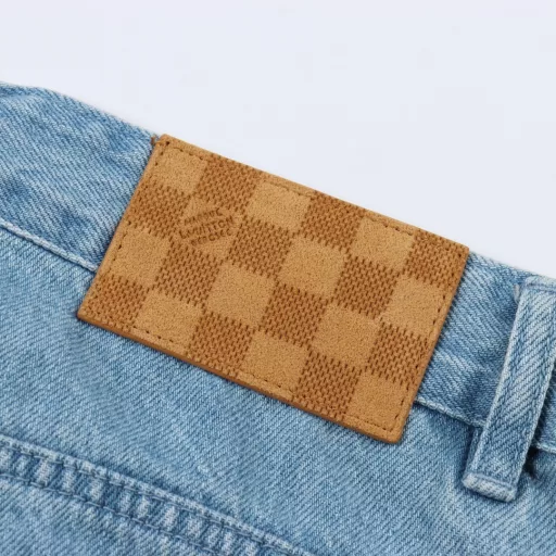 LOUIS VUITTON LV washed ripped jeansCustomized pure cotton denim, laser pattern engraving, double washing and light frying, rotten edge hanging technology, physical wear and tear on the edge to achieve natural rotten edge effect, high temperature steam and sandpaper combination to remove fiber hairiness and color difference, so that the jeans present a unique ripped and worn effect, customized accessories, loose version