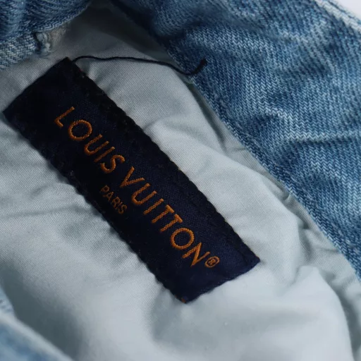 LOUIS VUITTON LV washed ripped jeansCustomized pure cotton denim, laser pattern engraving, double washing and light frying, rotten edge hanging technology, physical wear and tear on the edge to achieve natural rotten edge effect, high temperature steam and sandpaper combination to remove fiber hairiness and color difference, so that the jeans present a unique ripped and worn effect, customized accessories, loose version