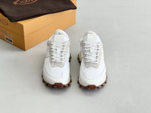Tods_New casual shoes, the same style as Xiao Zhan! Sports Forrest Gump shoes.The most eye-catching thing about this shoe is the extremely high color saturation! The rich color + contrast stitching design is full of sunshine and vitality. This power can even infect people around you, making people feel happy and dynamic.The material is made of calfskin and nylon fabric, which inherits the classic of sports shoes and gives them a modern concept. The shoe is lined with elastic air cushions! It is very comfortable to wear! The sole and heel are made of large rubber peas, which are designed in one go with the shoe body, stable, light and more elastic! While maintaining energy, it can help the feet buffer, which can meet any daily wear and match. Comfort and elegance coexist. This style should not be missed this season.