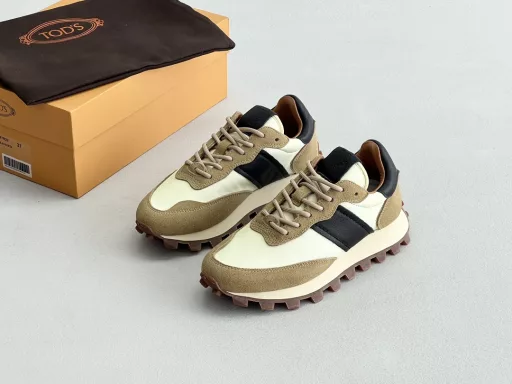 Tods_New casual shoes, the same style as Xiao Zhan! Sports Forrest Gump shoes.The most eye-catching thing about this shoe is the extremely high color saturation! The rich color + contrast stitching design is full of sunshine and vitality. This power can even infect people around you, making people feel happy and dynamic.The material is made of calfskin and nylon fabric, which inherits the classic of sports shoes and gives them a modern concept. The shoe is lined with elastic air cushions! It is very comfortable to wear! The sole and heel are made of large rubber peas, which are designed in one go with the shoe body, stable, light and more elastic! While maintaining energy, it can help the feet buffer, which can meet any daily wear and match. Comfort and elegance coexist. This style should not be missed this season.