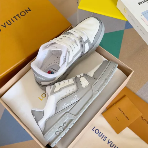 Louis Vuitton L-Brand CUP America's Cup co-branded model, reflective, mesh, breathable, casual, sports shoes, skateboard shoesOriginal purchase, development and production This LV Trainer sports shoe is from Louis Vuitton's 37th America's Cup series, showing the brand's eye-catching cooperation with the famous sailing event. Reflective materials and technological fabrics shape the upper, and the LV37 logo is the finishing touch on the tongue. The insole presents the Gaston America's Cup logo, and the V logo created by Mr. Gaston-Louis Vuitton is interpreted in the style of a nautical flagDelivery counter exquisite packaging