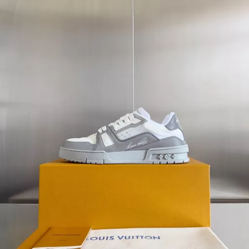 Louis Vuitton L-Brand CUP America's Cup co-branded model, reflective, mesh, breathable, casual, sports shoes, skateboard shoesOriginal purchase, development and production This LV Trainer sports shoe is from Louis Vuitton's 37th America's Cup series, showing the brand's eye-catching cooperation with the famous sailing event. Reflective materials and technological fabrics shape the upper, and the LV37 logo is the finishing touch on the tongue. The insole presents the Gaston America's Cup logo, and the V logo created by Mr. Gaston-Louis Vuitton is interpreted in the style of a nautical flagDelivery counter exquisite packaging