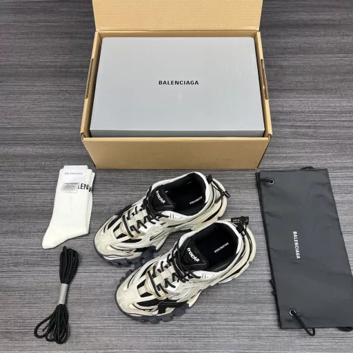 Pure original version Balenciaga Track 4.0 Balenciaga Track 4.0 Balenciaga 4th generation All accessories are privately developed and new designs are added. While continuing the outdoor silhouette and complex upper structure of Track Trainer, it is an upgrade of the previous generation Track. Compared with the previous generation, Track.2 has a more complex appearance, and the upper is composed of 176 parts.