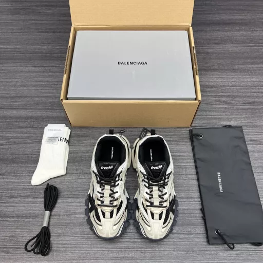 Pure original version Balenciaga Track 4.0 Balenciaga Track 4.0 Balenciaga 4th generation All accessories are privately developed and new designs are added. While continuing the outdoor silhouette and complex upper structure of Track Trainer, it is an upgrade of the previous generation Track. Compared with the previous generation, Track.2 has a more complex appearance, and the upper is composed of 176 parts.
