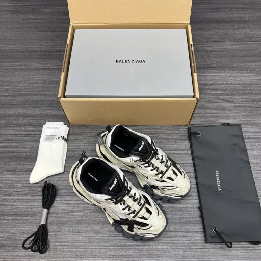 Pure original version Balenciaga Track 4.0 Balenciaga Track 4.0 Balenciaga 4th generation All accessories are privately developed and new designs are added. While continuing the outdoor silhouette and complex upper structure of Track Trainer, it is an upgrade of the previous generation Track. Compared with the previous generation, Track.2 has a more complex appearance, and the upper is composed of 176 parts.