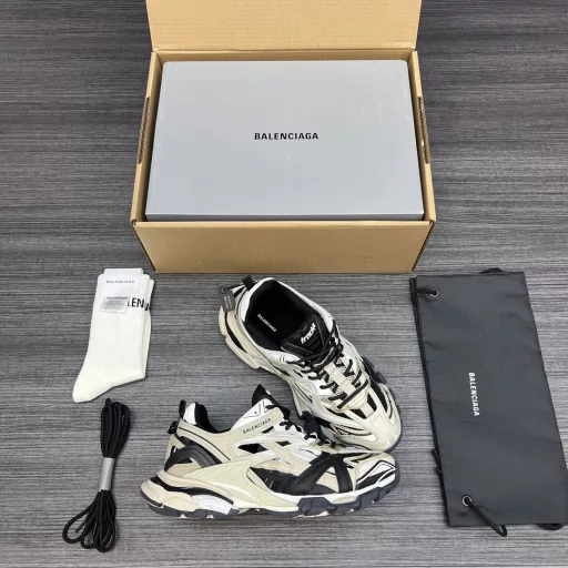 Pure original version Balenciaga Track 4.0 Balenciaga Track 4.0 Balenciaga 4th generation All accessories are privately developed and new designs are added. While continuing the outdoor silhouette and complex upper structure of Track Trainer, it is an upgrade of the previous generation Track. Compared with the previous generation, Track.2 has a more complex appearance, and the upper is composed of 176 parts.