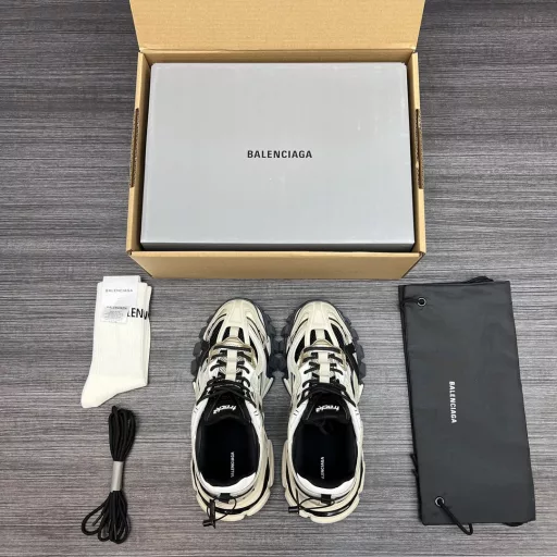 Pure original version Balenciaga Track 4.0 Balenciaga Track 4.0 Balenciaga 4th generation All accessories are privately developed and new designs are added. While continuing the outdoor silhouette and complex upper structure of Track Trainer, it is an upgrade of the previous generation Track. Compared with the previous generation, Track.2 has a more complex appearance, and the upper is composed of 176 parts.
