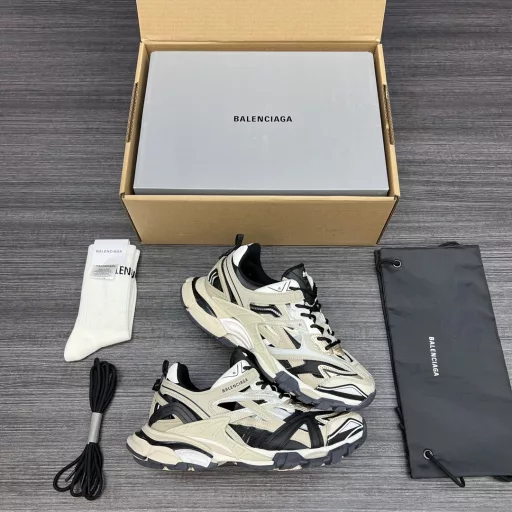Pure original version Balenciaga Track 4.0 Balenciaga Track 4.0 Balenciaga 4th generation All accessories are privately developed and new designs are added. While continuing the outdoor silhouette and complex upper structure of Track Trainer, it is an upgrade of the previous generation Track. Compared with the previous generation, Track.2 has a more complex appearance, and the upper is composed of 176 parts.