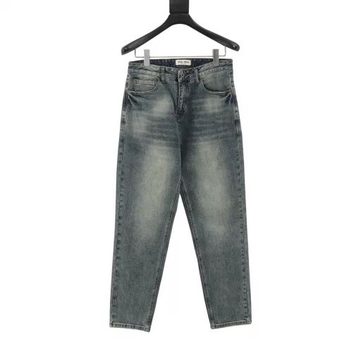 Miu Miu Miu Miu JeansSynchronized with the official website. Retro distressed washed denim blue color Classic washed color, pure foreign channel, high-end imported denim fabrics for customers, specially selected pure 14oz denim fabrics from Okayama, Japan, soft and delicate, but with strong bones and slightly elastic, providing an excellent comfort experience, heavy washed distressed process, with a unique retro style, and excellent color. The latest leather label highlights the brand's characteristics, the details are impeccable, the hardware accessories, leather labels, and stitching all reflect the craftsmanship! The pattern is perfectly tailored, the hip-lifting and slimming effect is excellent, and the invincible and versatile small straight pants. It can easily sweep any tops in the wardrobe, with a wide range of compatibility, both fashionable and casual, satisfying all kinds of daily wear, full of upper body style, and a must-have item for quality control!