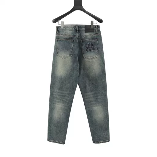Miu Miu Miu Miu JeansSynchronized with the official website. Retro distressed washed denim blue color Classic washed color, pure foreign channel, high-end imported denim fabrics for customers, specially selected pure 14oz denim fabrics from Okayama, Japan, soft and delicate, but with strong bones and slightly elastic, providing an excellent comfort experience, heavy washed distressed process, with a unique retro style, and excellent color. The latest leather label highlights the brand's characteristics, the details are impeccable, the hardware accessories, leather labels, and stitching all reflect the craftsmanship! The pattern is perfectly tailored, the hip-lifting and slimming effect is excellent, and the invincible and versatile small straight pants. It can easily sweep any tops in the wardrobe, with a wide range of compatibility, both fashionable and casual, satisfying all kinds of daily wear, full of upper body style, and a must-have item for quality control!