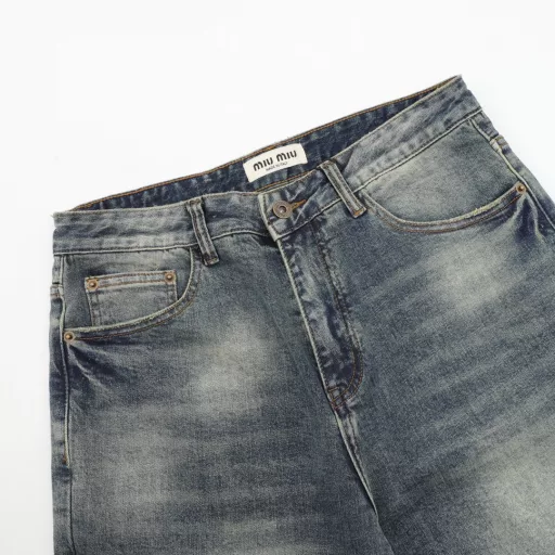 Miu Miu Miu Miu JeansSynchronized with the official website. Retro distressed washed denim blue color Classic washed color, pure foreign channel, high-end imported denim fabrics for customers, specially selected pure 14oz denim fabrics from Okayama, Japan, soft and delicate, but with strong bones and slightly elastic, providing an excellent comfort experience, heavy washed distressed process, with a unique retro style, and excellent color. The latest leather label highlights the brand's characteristics, the details are impeccable, the hardware accessories, leather labels, and stitching all reflect the craftsmanship! The pattern is perfectly tailored, the hip-lifting and slimming effect is excellent, and the invincible and versatile small straight pants. It can easily sweep any tops in the wardrobe, with a wide range of compatibility, both fashionable and casual, satisfying all kinds of daily wear, full of upper body style, and a must-have item for quality control!