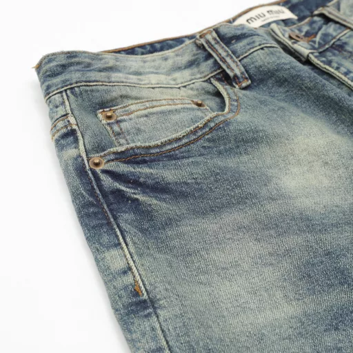 Miu Miu Miu Miu JeansSynchronized with the official website. Retro distressed washed denim blue color Classic washed color, pure foreign channel, high-end imported denim fabrics for customers, specially selected pure 14oz denim fabrics from Okayama, Japan, soft and delicate, but with strong bones and slightly elastic, providing an excellent comfort experience, heavy washed distressed process, with a unique retro style, and excellent color. The latest leather label highlights the brand's characteristics, the details are impeccable, the hardware accessories, leather labels, and stitching all reflect the craftsmanship! The pattern is perfectly tailored, the hip-lifting and slimming effect is excellent, and the invincible and versatile small straight pants. It can easily sweep any tops in the wardrobe, with a wide range of compatibility, both fashionable and casual, satisfying all kinds of daily wear, full of upper body style, and a must-have item for quality control!