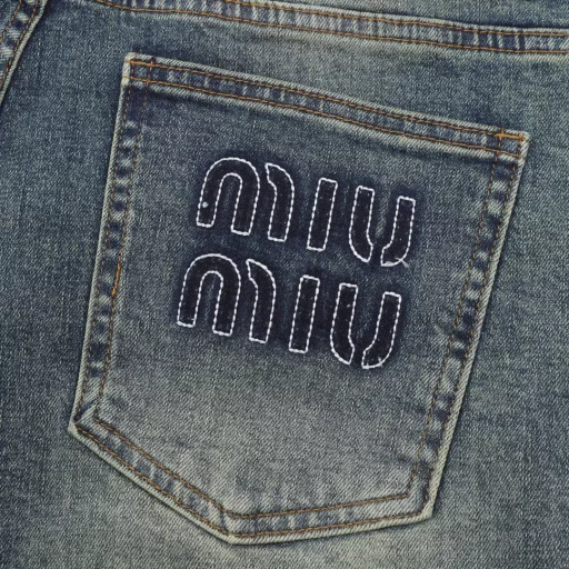 Miu Miu Miu Miu JeansSynchronized with the official website. Retro distressed washed denim blue color Classic washed color, pure foreign channel, high-end imported denim fabrics for customers, specially selected pure 14oz denim fabrics from Okayama, Japan, soft and delicate, but with strong bones and slightly elastic, providing an excellent comfort experience, heavy washed distressed process, with a unique retro style, and excellent color. The latest leather label highlights the brand's characteristics, the details are impeccable, the hardware accessories, leather labels, and stitching all reflect the craftsmanship! The pattern is perfectly tailored, the hip-lifting and slimming effect is excellent, and the invincible and versatile small straight pants. It can easily sweep any tops in the wardrobe, with a wide range of compatibility, both fashionable and casual, satisfying all kinds of daily wear, full of upper body style, and a must-have item for quality control!