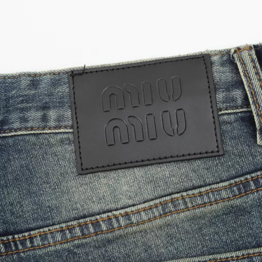 Miu Miu Miu Miu JeansSynchronized with the official website. Retro distressed washed denim blue color Classic washed color, pure foreign channel, high-end imported denim fabrics for customers, specially selected pure 14oz denim fabrics from Okayama, Japan, soft and delicate, but with strong bones and slightly elastic, providing an excellent comfort experience, heavy washed distressed process, with a unique retro style, and excellent color. The latest leather label highlights the brand's characteristics, the details are impeccable, the hardware accessories, leather labels, and stitching all reflect the craftsmanship! The pattern is perfectly tailored, the hip-lifting and slimming effect is excellent, and the invincible and versatile small straight pants. It can easily sweep any tops in the wardrobe, with a wide range of compatibility, both fashionable and casual, satisfying all kinds of daily wear, full of upper body style, and a must-have item for quality control!