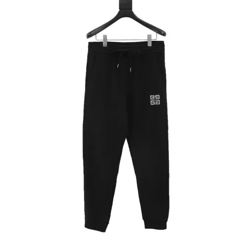 Givenchy 24Fw embroidered grid logo cotton sweatpantsThe fabric is made of 400g washed terry cotton fabric, which is dyed and then etched to make it silky and super soft.The texture of the fabric is clear and obvious, the drape is excellent, and the workmanship is exquisite and meets the export standards.The 4G grid logo is embroidered on the front pocket and the letter logo is embroidered on the back leg, which is very simple and recognizable.The embroidery process uses the Behringer embroidery machine to make the embroidery color fuller and the embroidery more three-dimensional.It is highly breathable and comfortable, with impeccable details and a delicate and soft feel! The upper body style is superb!