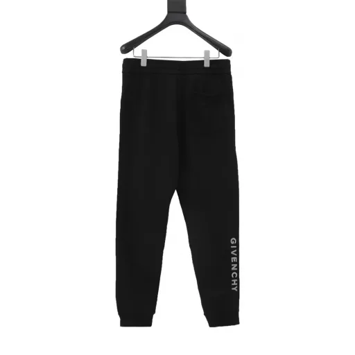 Givenchy 24Fw embroidered grid logo cotton sweatpantsThe fabric is made of 400g washed terry cotton fabric, which is dyed and then etched to make it silky and super soft.The texture of the fabric is clear and obvious, the drape is excellent, and the workmanship is exquisite and meets the export standards.The 4G grid logo is embroidered on the front pocket and the letter logo is embroidered on the back leg, which is very simple and recognizable.The embroidery process uses the Behringer embroidery machine to make the embroidery color fuller and the embroidery more three-dimensional.It is highly breathable and comfortable, with impeccable details and a delicate and soft feel! The upper body style is superb!