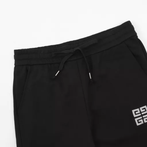 Givenchy 24Fw embroidered grid logo cotton sweatpantsThe fabric is made of 400g washed terry cotton fabric, which is dyed and then etched to make it silky and super soft.The texture of the fabric is clear and obvious, the drape is excellent, and the workmanship is exquisite and meets the export standards.The 4G grid logo is embroidered on the front pocket and the letter logo is embroidered on the back leg, which is very simple and recognizable.The embroidery process uses the Behringer embroidery machine to make the embroidery color fuller and the embroidery more three-dimensional.It is highly breathable and comfortable, with impeccable details and a delicate and soft feel! The upper body style is superb!