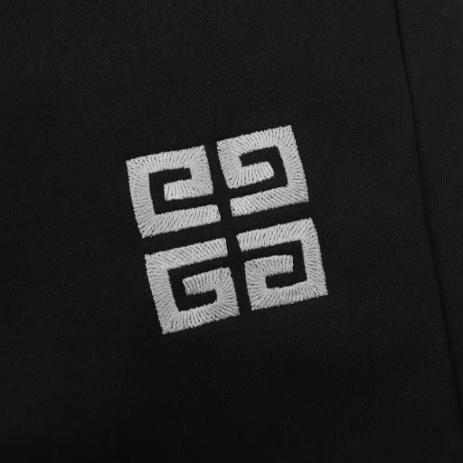 Givenchy 24Fw embroidered grid logo cotton sweatpantsThe fabric is made of 400g washed terry cotton fabric, which is dyed and then etched to make it silky and super soft.The texture of the fabric is clear and obvious, the drape is excellent, and the workmanship is exquisite and meets the export standards.The 4G grid logo is embroidered on the front pocket and the letter logo is embroidered on the back leg, which is very simple and recognizable.The embroidery process uses the Behringer embroidery machine to make the embroidery color fuller and the embroidery more three-dimensional.It is highly breathable and comfortable, with impeccable details and a delicate and soft feel! The upper body style is superb!