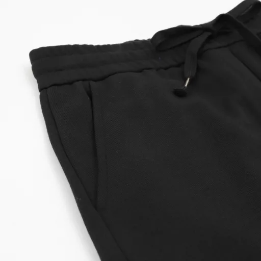Givenchy 24Fw embroidered grid logo cotton sweatpantsThe fabric is made of 400g washed terry cotton fabric, which is dyed and then etched to make it silky and super soft.The texture of the fabric is clear and obvious, the drape is excellent, and the workmanship is exquisite and meets the export standards.The 4G grid logo is embroidered on the front pocket and the letter logo is embroidered on the back leg, which is very simple and recognizable.The embroidery process uses the Behringer embroidery machine to make the embroidery color fuller and the embroidery more three-dimensional.It is highly breathable and comfortable, with impeccable details and a delicate and soft feel! The upper body style is superb!