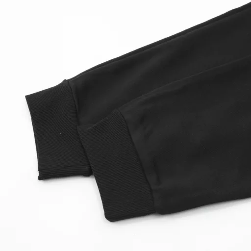 Givenchy 24Fw embroidered grid logo cotton sweatpantsThe fabric is made of 400g washed terry cotton fabric, which is dyed and then etched to make it silky and super soft.The texture of the fabric is clear and obvious, the drape is excellent, and the workmanship is exquisite and meets the export standards.The 4G grid logo is embroidered on the front pocket and the letter logo is embroidered on the back leg, which is very simple and recognizable.The embroidery process uses the Behringer embroidery machine to make the embroidery color fuller and the embroidery more three-dimensional.It is highly breathable and comfortable, with impeccable details and a delicate and soft feel! The upper body style is superb!