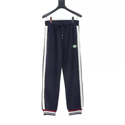 Gucci GG Embroidered Logo Patchwork LeggingsItalian customers supply top-grade custom-made garment fabrics, heavyweight high-density air layer pure cotton material, with powerful functional properties, extremely delicate and comfortable touch, excellent breathability and moisture absorption, clean and neat upper body, light and burden-free! The details are very outstanding, custom zipper opening and closing design, exclusive alloy custom zipper, light and mature color matching, suitable for various daily wear, high mix and match compatibility, suitable for a variety of occasions, street leisure, outdoor sports, etc., can perform very well, wardrobe business leisure excellent high attendance rate! It is a rare opportunity!