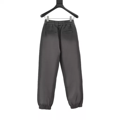 Fendi FD Heavy Gray Distressed Washed Gradient PantsOriginal purchase, gray washed gradient effect cotton plain fabric, elastic drawstring leggings, double pockets on the front and back, full set of accessories, 16S+10S fish scale bottom fabric, 550g; no pressure to spend the winter in the south, fish scale bottom design and specific weaving process, woven with high-count yarn, making the texture of the fabric more delicate, soft, smooth, highly skin-friendly and comfortable. At the same time, this fabric has been specially treated to have good breathability and warmth retention. The gray washed gradient effect gives the fabric a rich sense of layering, and the color gradually transitions from dark gray to light gray; through a special washing process, the fabric presents a gradient effect, unique visual effect, while the fabric is softer and skin-friendly.