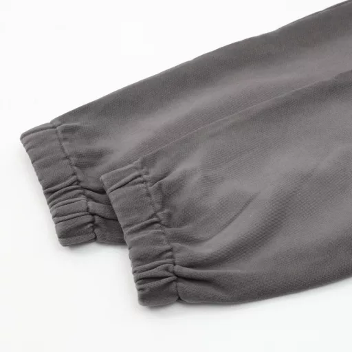 Fendi FD Heavy Gray Distressed Washed Gradient PantsOriginal purchase, gray washed gradient effect cotton plain fabric, elastic drawstring leggings, double pockets on the front and back, full set of accessories, 16S+10S fish scale bottom fabric, 550g; no pressure to spend the winter in the south, fish scale bottom design and specific weaving process, woven with high-count yarn, making the texture of the fabric more delicate, soft, smooth, highly skin-friendly and comfortable. At the same time, this fabric has been specially treated to have good breathability and warmth retention. The gray washed gradient effect gives the fabric a rich sense of layering, and the color gradually transitions from dark gray to light gray; through a special washing process, the fabric presents a gradient effect, unique visual effect, while the fabric is softer and skin-friendly.