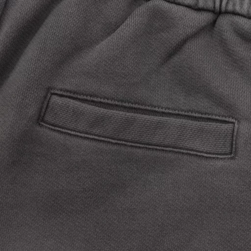Fendi FD Heavy Gray Distressed Washed Gradient PantsOriginal purchase, gray washed gradient effect cotton plain fabric, elastic drawstring leggings, double pockets on the front and back, full set of accessories, 16S+10S fish scale bottom fabric, 550g; no pressure to spend the winter in the south, fish scale bottom design and specific weaving process, woven with high-count yarn, making the texture of the fabric more delicate, soft, smooth, highly skin-friendly and comfortable. At the same time, this fabric has been specially treated to have good breathability and warmth retention. The gray washed gradient effect gives the fabric a rich sense of layering, and the color gradually transitions from dark gray to light gray; through a special washing process, the fabric presents a gradient effect, unique visual effect, while the fabric is softer and skin-friendly.