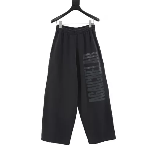 Balenciaga 24FW Destroyed Letter PantsThis model uses 32 combed Siro yarn on the front and 6 combed cotton on the bottom to make 500g encrypted terry cloth after washing, with dust-free singeing and lightly fed hair on the face. The board is fixedly dyed gray and black, and the pattern is first scanned by computer and then manually fine-tuned for details. After repeated modifications, the board is consistent. The elliptical machine direct cracking pulp printing is delicate, the fermentation washing process, manual alignment and wear, and soft washing water. It will not deform after wearing.