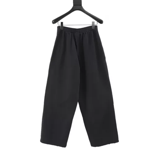 Balenciaga 24FW Destroyed Letter PantsThis model uses 32 combed Siro yarn on the front and 6 combed cotton on the bottom to make 500g encrypted terry cloth after washing, with dust-free singeing and lightly fed hair on the face. The board is fixedly dyed gray and black, and the pattern is first scanned by computer and then manually fine-tuned for details. After repeated modifications, the board is consistent. The elliptical machine direct cracking pulp printing is delicate, the fermentation washing process, manual alignment and wear, and soft washing water. It will not deform after wearing.