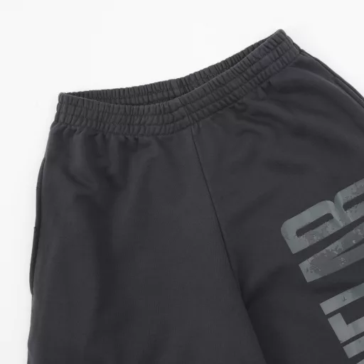 Balenciaga 24FW Destroyed Letter PantsThis model uses 32 combed Siro yarn on the front and 6 combed cotton on the bottom to make 500g encrypted terry cloth after washing, with dust-free singeing and lightly fed hair on the face. The board is fixedly dyed gray and black, and the pattern is first scanned by computer and then manually fine-tuned for details. After repeated modifications, the board is consistent. The elliptical machine direct cracking pulp printing is delicate, the fermentation washing process, manual alignment and wear, and soft washing water. It will not deform after wearing.