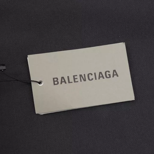 Balenciaga 24FW Destroyed Letter PantsThis model uses 32 combed Siro yarn on the front and 6 combed cotton on the bottom to make 500g encrypted terry cloth after washing, with dust-free singeing and lightly fed hair on the face. The board is fixedly dyed gray and black, and the pattern is first scanned by computer and then manually fine-tuned for details. After repeated modifications, the board is consistent. The elliptical machine direct cracking pulp printing is delicate, the fermentation washing process, manual alignment and wear, and soft washing water. It will not deform after wearing.