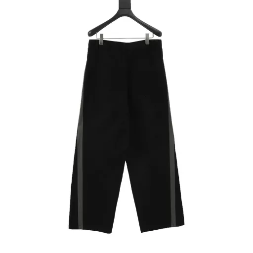 Balenciaga BLCG x Under Armour co-branded embroidered side stitching trousersCustomized luxurious velvet silk ultra-soft fabric, full of texture, comfortable and close to the skin, imported machine embroidery technology, high precision, smooth and delicate lines, two-color interlaced sequence stitching technology, first through infrared equal position cutting bed, and then through fine sewing and splicing, the splicing is natural, flat and tidy, forming a two-color interlaced visual effect, soft light ancient rhyme washing technology, through specific chemical and logistics treatment, the surface of the fabric presents a soft luster, and the slight wrinkles reflect a sense of old material, loose version