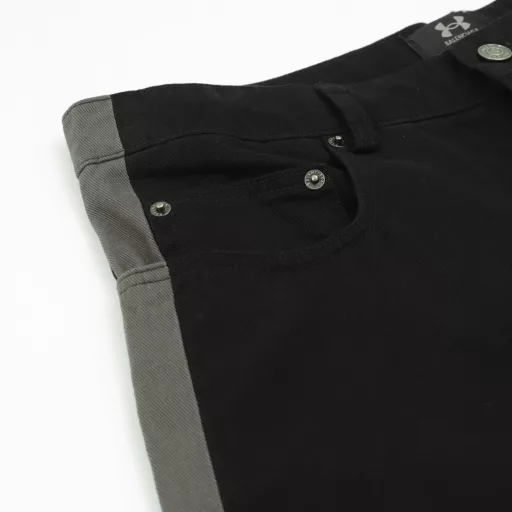 Balenciaga BLCG x Under Armour co-branded embroidered side stitching trousersCustomized luxurious velvet silk ultra-soft fabric, full of texture, comfortable and close to the skin, imported machine embroidery technology, high precision, smooth and delicate lines, two-color interlaced sequence stitching technology, first through infrared equal position cutting bed, and then through fine sewing and splicing, the splicing is natural, flat and tidy, forming a two-color interlaced visual effect, soft light ancient rhyme washing technology, through specific chemical and logistics treatment, the surface of the fabric presents a soft luster, and the slight wrinkles reflect a sense of old material, loose version
