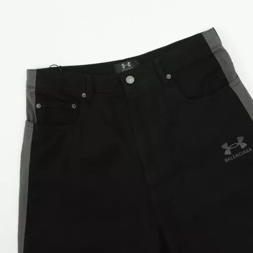 Balenciaga BLCG x Under Armour co-branded embroidered side stitching trousersCustomized luxurious velvet silk ultra-soft fabric, full of texture, comfortable and close to the skin, imported machine embroidery technology, high precision, smooth and delicate lines, two-color interlaced sequence stitching technology, first through infrared equal position cutting bed, and then through fine sewing and splicing, the splicing is natural, flat and tidy, forming a two-color interlaced visual effect, soft light ancient rhyme washing technology, through specific chemical and logistics treatment, the surface of the fabric presents a soft luster, and the slight wrinkles reflect a sense of old material, loose version