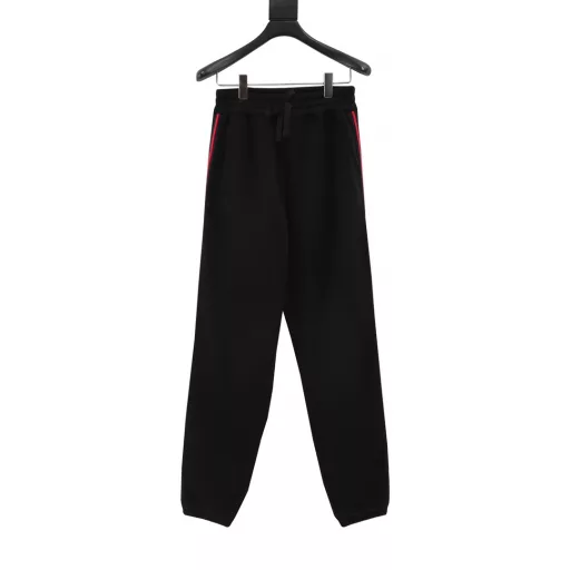 GUCCI GUC Black Ribbon Set TrousersThe original trousers are purchased, and the original version uses a new type of fabric, 350g cotton terry fabric, washed and heavily fleeced. The upper body is fluffy, soft, and has a wool-like skin feel.Original customized red and green ribbons, and ribbon designs on both sides of the trousers. The drawstring is custom-dyed according to the color of the fabric, and the trousers are designed with pockets on the back side. The pockets are embroidered by imported machines, and each letter is positioned. The version is loose. The auxiliary materials are hand-sewn with red labels, and the craftsmanship and auxiliary materials are restored to the original.