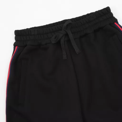 GUCCI GUC Black Ribbon Set TrousersThe original trousers are purchased, and the original version uses a new type of fabric, 350g cotton terry fabric, washed and heavily fleeced. The upper body is fluffy, soft, and has a wool-like skin feel.Original customized red and green ribbons, and ribbon designs on both sides of the trousers. The drawstring is custom-dyed according to the color of the fabric, and the trousers are designed with pockets on the back side. The pockets are embroidered by imported machines, and each letter is positioned. The version is loose. The auxiliary materials are hand-sewn with red labels, and the craftsmanship and auxiliary materials are restored to the original.