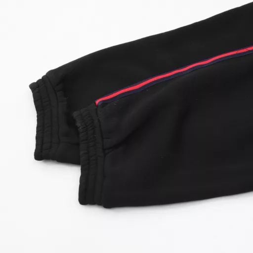 GUCCI GUC Black Ribbon Set TrousersThe original trousers are purchased, and the original version uses a new type of fabric, 350g cotton terry fabric, washed and heavily fleeced. The upper body is fluffy, soft, and has a wool-like skin feel.Original customized red and green ribbons, and ribbon designs on both sides of the trousers. The drawstring is custom-dyed according to the color of the fabric, and the trousers are designed with pockets on the back side. The pockets are embroidered by imported machines, and each letter is positioned. The version is loose. The auxiliary materials are hand-sewn with red labels, and the craftsmanship and auxiliary materials are restored to the original.